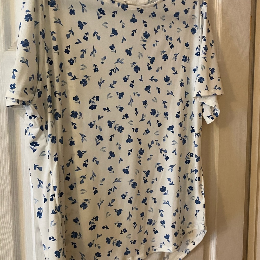 41 Hawthorn Keyhole Back Closure Blue Floral Blouse